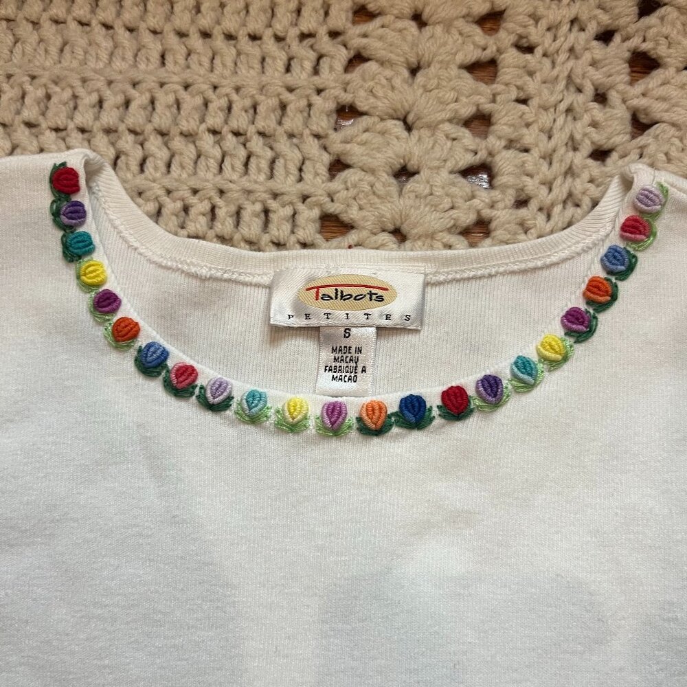 Talbots Vintage White T-Shirt w/Hand Embroidery Flowers on Neckline Sz Pet Small